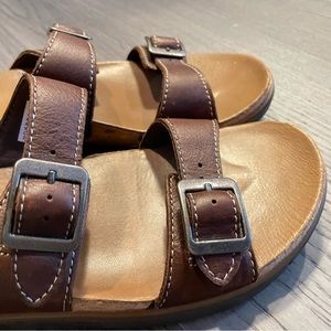 Beautiful and very comfortable size 8 medium women.Color brown